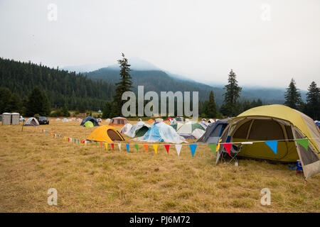 Terwilliger Fire Camp o, Stati Uniti d'America - 30 agosto 2018: tende casa dei vigili del fuoco presso il fuoco Terwilliger base camp in Willamette Foresta Nazionale di Oreg Foto Stock