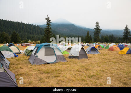 Terwilliger Fire Camp o, Stati Uniti d'America - 30 agosto 2018: tende casa dei vigili del fuoco presso il fuoco Terwilliger base camp in Willamette Foresta Nazionale di Oreg Foto Stock