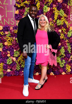 Vanessa Feltz e il partner Ben Ofoedu frequentando il Crazy ricchi asiatici Premiere detenute al prosciutto Yard Hotel, Londra. Foto Stock