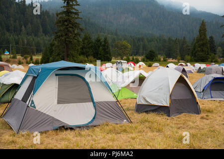 Terwilliger Fire Camp o, Stati Uniti d'America - 30 agosto 2018: tende casa dei vigili del fuoco presso il fuoco Terwilliger base camp in Willamette Foresta Nazionale di Oreg Foto Stock