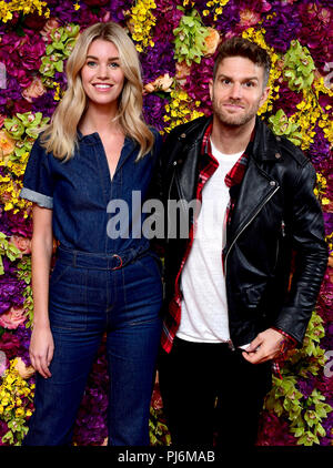 Joel Dommett e fidanzata Hannah Cooper frequentando il Crazy ricchi asiatici Premiere detenute al prosciutto Yard Hotel, Londra. Foto Stock