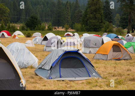 Terwilliger Fire Camp o, Stati Uniti d'America - 30 agosto 2018: tende casa dei vigili del fuoco presso il fuoco Terwilliger base camp in Willamette Foresta Nazionale di Oreg Foto Stock