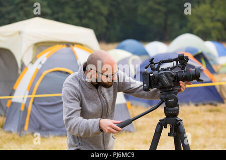 Terwilliger Fire Camp o, Stati Uniti d'America - 30 agosto 2018: Keith Testerman di pellicole di legno massello utilizza una telecamera per filmare il fuoco del campo base a Terwilliger Foto Stock