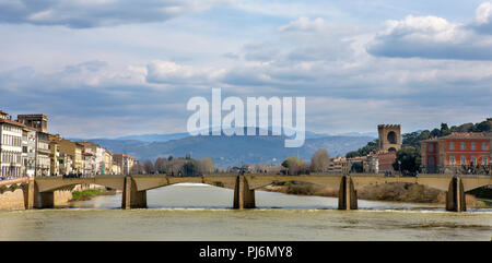 Firenze paesaggio con fiume Arno e Ponte alle Grazie Foto Stock
