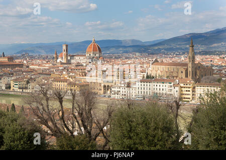 Paesaggio urbano di Firenze con Firenze Duomo e Palazzo Vecchio a sfondo visto dalla collina Michelangelo a fine marzo, Firenze, Italia Foto Stock