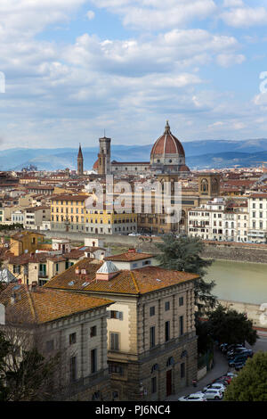 Paesaggio urbano di Firenze con Firenze Duomo e Palazzo Vecchio a sfondo visto dalla collina Michelangelo a fine marzo, Firenze, Italia Foto Stock