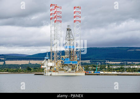 Jack-up rig nobile Sam Hartley ormeggiata in Invergordon Cromarty Firth Highland Scozia UK Foto Stock