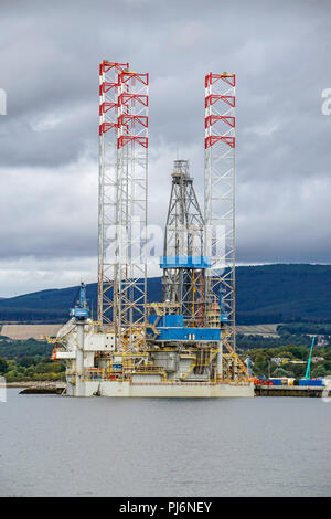 Jack-up rig nobile Sam Hartley ormeggiata in Invergordon Cromarty Firth Highland Scozia UK Foto Stock