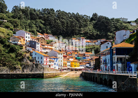 Cudillero, pittoresco villaggio di pescatori, Asturias, Spagna Foto Stock