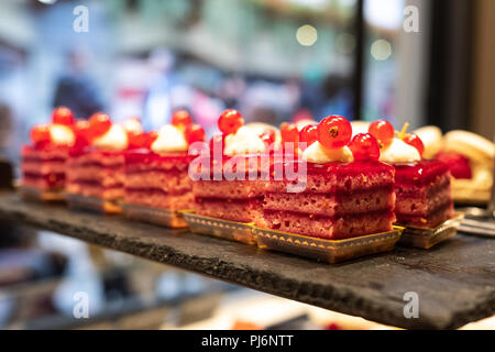 Torte di rosso con frutti di bosco Foto Stock
