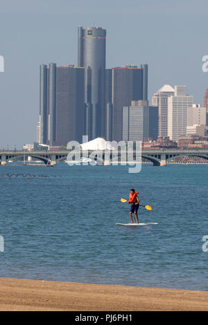 Detroit, Michigan - un giovane su uno stand up paddle board a Belle Isle, un parco statale nel mezzo del fiume Detroit. Foto Stock