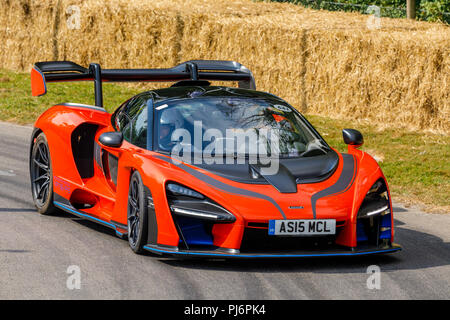 2018 McLaren Senna con autista Bruno Senna su esso è dimostrazione hillclimb eseguire al 2018 Goodwood Festival of Speed, Sussex, Regno Unito. Foto Stock