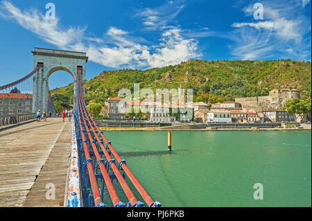 Storico ponte costruito da Marc Seguin attraverso il Fiume Rodano linking Tournon sur Rhone, Ardeche con Tain L'Hermitage, Drome, Rodano Alpi Francia Foto Stock