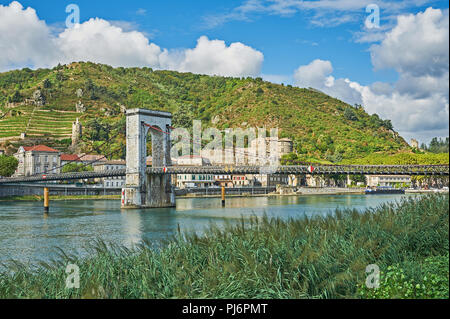 La sospensione storico ponte costruito da Marc Seguin attraverso il Fiume Rodano linking Tournon sur Rhone, Ardeche e Tain l'Hermitage, Drome. La Francia. Foto Stock