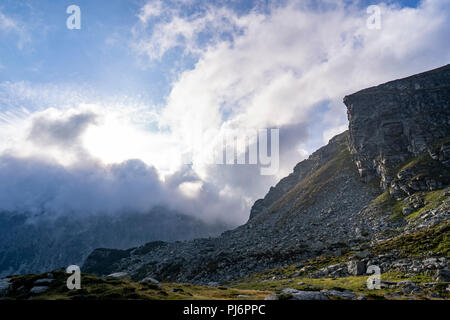 Gli appassionati escursionisti raggiungere Parangul Mare, 2519m di altitudine, durante una 3 giorni di trekking. Parangul Mare è la quarta cima più alta in Romania. Foto Stock