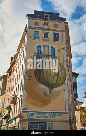 Nel mondo il primo volo in pallone aerostatico dai fratelli Mongolfier è rappresentato come illustrazione su edifici a Annonay, dipartimento Ardeche, Francia. Foto Stock