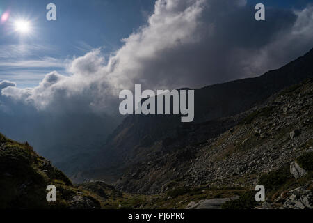 Gli appassionati escursionisti raggiungere Parangul Mare, 2519m di altitudine, durante una 3 giorni di trekking. Parangul Mare è la quarta cima più alta in Romania. Foto Stock