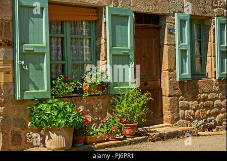 Saint Felicien, dipartimento Ardeche, Rodano Alpi, Francia e un cottage fronte con le finestre e le persiane Foto Stock