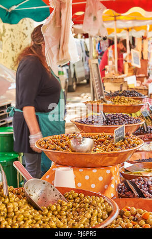 Pressione di stallo di mercato la vendita di olive in Ardeche città di Lamstre Foto Stock