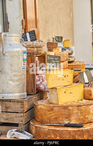 Pressione di stallo di formaggio di vendita presso il mercato settimanale nella città di Lamastre, Ardeche, Rodano Alpi regione della Francia Foto Stock