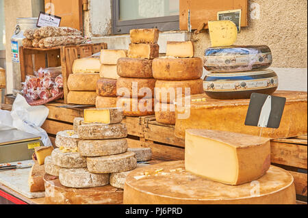 Pressione di stallo di formaggio di vendita presso il mercato settimanale nella città di Lamastre, Ardeche, Rodano Alpi regione della Francia Foto Stock