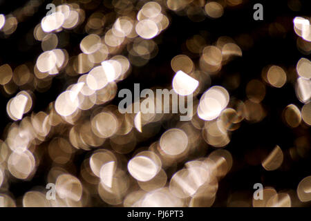 Bokeh di fondo per effetto dello sfondo. Bokeh di riflettente la luce. La riflessione di luce con sfondo nero. Abstract la riflessione di luce sullo sfondo. Foto Stock