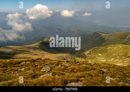 Gli appassionati escursionisti raggiungere Parangul Mare, 2519m di altitudine, durante una 3 giorni di trekking. Parangul Mare è la quarta cima più alta in Romania. Foto Stock