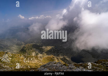 Gli appassionati escursionisti raggiungere Parangul Mare, 2519m di altitudine, durante una 3 giorni di trekking. Parangul Mare è la quarta cima più alta in Romania. Foto Stock