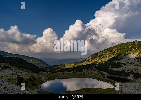 Gli appassionati escursionisti raggiungere Parangul Mare, 2519m di altitudine, durante una 3 giorni di trekking. Parangul Mare è la quarta cima più alta in Romania. Foto Stock