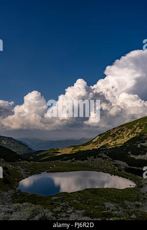 Gli appassionati escursionisti raggiungere Parangul Mare, 2519m di altitudine, durante una 3 giorni di trekking. Parangul Mare è la quarta cima più alta in Romania. Foto Stock