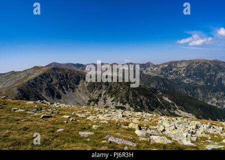 Gli appassionati escursionisti raggiungere Parangul Mare, 2519m di altitudine, durante una 3 giorni di trekking. Parangul Mare è la quarta cima più alta in Romania. Foto Stock