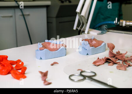 Processo per la fabbricazione di acido acrilico odontotecnico. Protesi dentale, dentiere, protesi di lavoro. Odontotecnico nel processo di realizzazione di protesi. Processo. Foto Stock