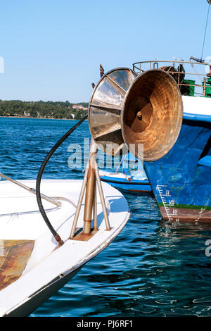 Retro di una ruota sulla barca da pesca con tutte le sue raccolte di reti, parte del. Sulla ruota per la raccolta delle funi. Retro di una barca da pesca con tutte le sue collecte Foto Stock
