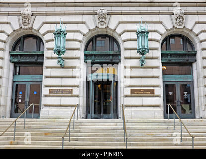 La Superior Avenue ingresso della Metzenbaum U.S. Courthouse in downtown Cleveland Ohio è stato aperto nel 1910 come il vecchio edificio federale. Foto Stock