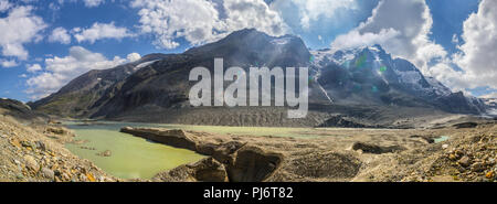 Panorama sulla riva del lago Sandersee, al livello del suolo di Pasterze, il più lungo ghiacciaio delle Alpi Orientali, lieing sotto la Strada alpina del Grossglockner Mo Foto Stock