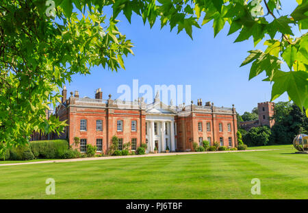 Parco Avington facciata e portico, una villa palladiana casa di campagna circondata da un parco e giardini Avington vicino a Winchester, Hampshire, Regno Unito Foto Stock