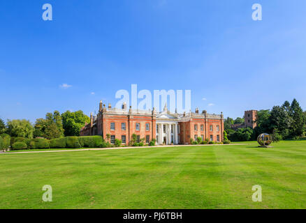 Parco Avington facciata e portico, una villa palladiana casa di campagna circondata da un parco e giardini Avington vicino a Winchester, Hampshire, Regno Unito Foto Stock