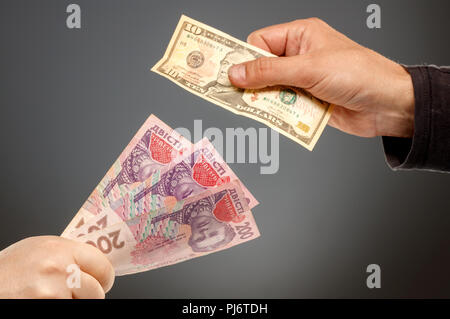 Mani exchange grivna e dollari Foto Stock