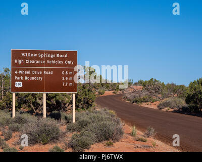 Autostrada segno all'inizio del Willow Springs Road, Parco Nazionale Arches nei pressi di Moab, Utah. Foto Stock