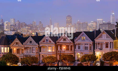 Il Painted Ladies Era Vittoriana case in San Francisco scattata di notte Foto Stock