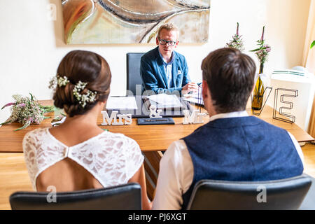 Koblenz Germania 31.08.2018 giovani sposi novelli sposi seduti insieme davanti al matrimonio del cancelliere. Foto Stock