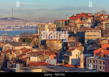 Case vintage, cityscape, harbourside Eminonu, Istanbul, Turchia Foto Stock