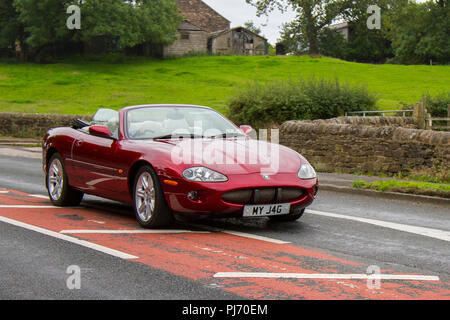 Anni '1998 90 anni '90 Jaguar XK8 con capote rossa da 3980 cc al salone delle auto d'epoca Hoghton Towers, berline britanniche con targa privata, personalizzata, cara, senza dati, marchi di registrazione DVLA, registrazioni, Regno Unito Foto Stock