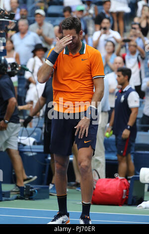 Grand Slam champion Juan Martin Del Potro di Argentina celebra la vittoria dopo la sua 2018 US Open quarterfinal corrispondono a Billie Jean King Tenni nazionale Foto Stock