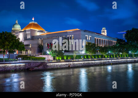 Singapore - Agosto 8, 2018: la Casa del Parlamento da parte del Fiume Singapore con la cupola della vecchia corte suprema Foto Stock