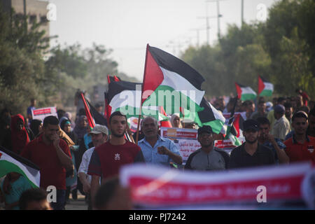 I dimostranti palestinesi nei pressi di Erez incrocio con Israele il 4 settembre 2018, nel nord della Striscia di Gaza per protestare contro gli Stati Uniti la decisione di interrompere il finanziamento e il sostegno dell'agenzia delle Nazioni Unite per i profughi della Palestina (UNRWA). (Foto di Ramez Habboub / Pacific Stampa) Foto Stock