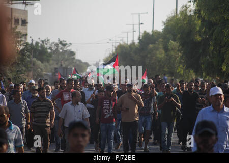 I dimostranti palestinesi nei pressi di Erez incrocio con Israele il 4 settembre 2018, nel nord della Striscia di Gaza per protestare contro gli Stati Uniti la decisione di interrompere il finanziamento e il sostegno dell'agenzia delle Nazioni Unite per i profughi della Palestina (UNRWA). (Foto di Ramez Habboub / Pacific Stampa) Foto Stock