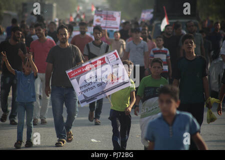 I dimostranti palestinesi nei pressi di Erez incrocio con Israele il 4 settembre 2018, nel nord della Striscia di Gaza per protestare contro gli Stati Uniti la decisione di interrompere il finanziamento e il sostegno dell'agenzia delle Nazioni Unite per i profughi della Palestina (UNRWA). (Foto di Ramez Habboub / Pacific Stampa) Foto Stock