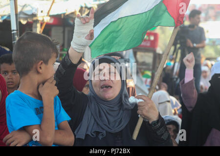 I dimostranti palestinesi nei pressi di Erez incrocio con Israele il 4 settembre 2018, nel nord della Striscia di Gaza per protestare contro gli Stati Uniti la decisione di interrompere il finanziamento e il sostegno dell'agenzia delle Nazioni Unite per i profughi della Palestina (UNRWA). (Foto di Ramez Habboub / Pacific Stampa) Foto Stock