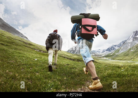 I turisti a percorso trekking in montagna Foto Stock